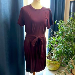 Vince Short Sleeve Tie Waist Crew Neck Dress in Maroon Size Large EUC